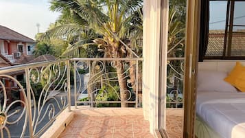 5 bedrooms, iron/ironing board, WiFi, bed sheets