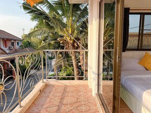 5 bedrooms, iron/ironing board, WiFi, bed sheets