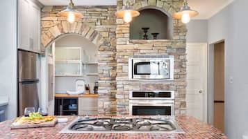 Signature Condo, 4 Bedrooms, Non Smoking, Patio | Private kitchen | Fridge, microwave, oven, stovetop