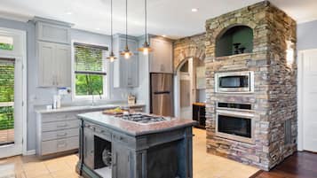 Signature Condo, 4 Bedrooms, Non Smoking, Patio | Private kitchen | Fridge, microwave, oven, stovetop