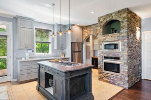 Signature Condo, 4 Bedrooms, Non Smoking, Patio | Private kitchen