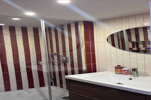 Douche, sĂšche-cheveux, serviettes fournies