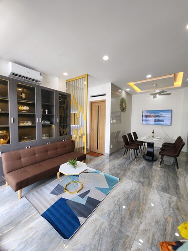 Moon's house/6 beds/10 persons/2,5 baths/full house/near Airport/BBQ rooftop