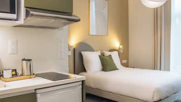 Estudio estándar | Caja fuerte, escritorio, espacio para trabajar con un portátil