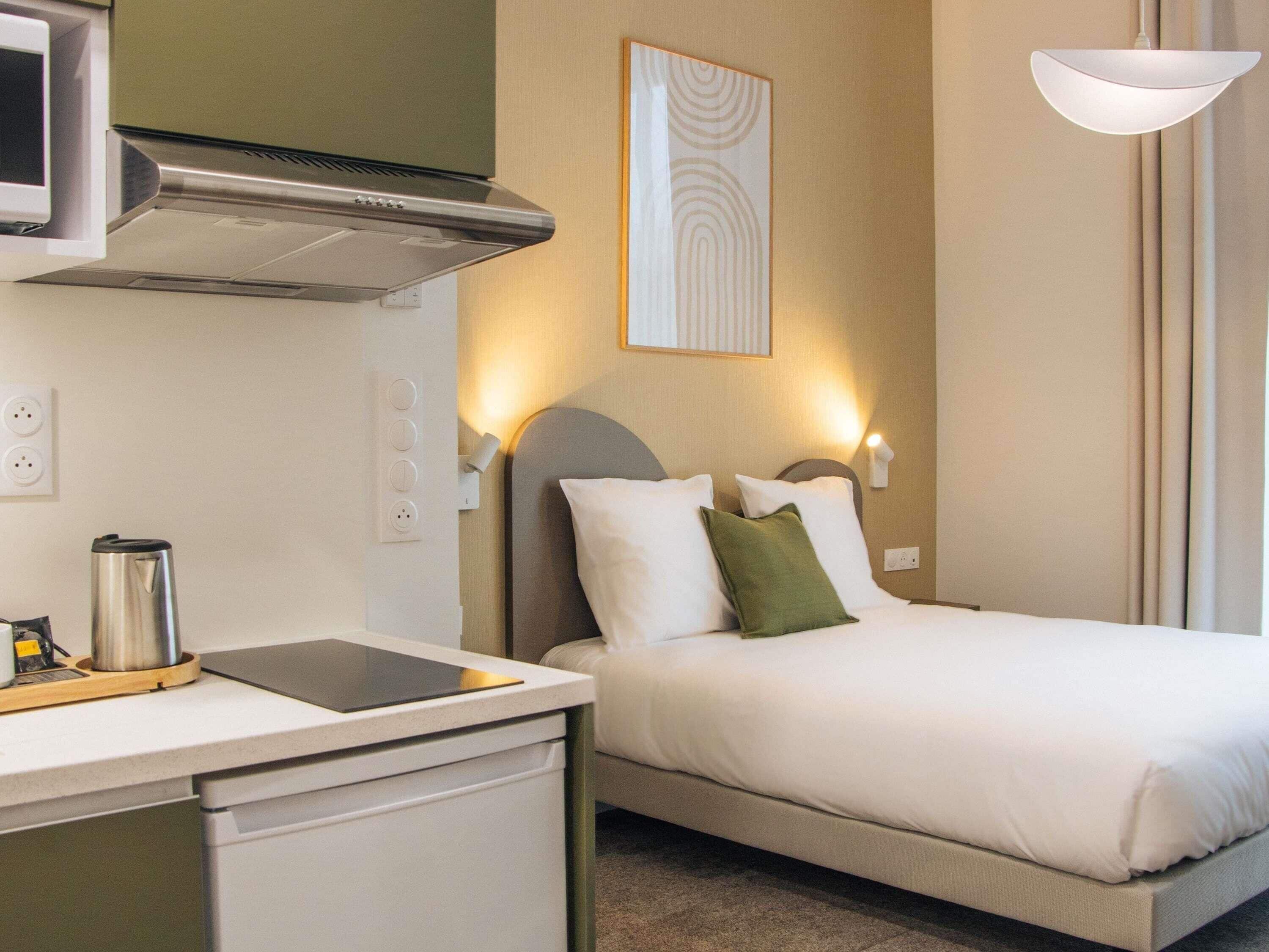 Caja de seguridad en la habitación y escritorio 