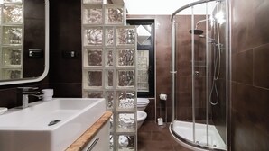 A modern bathroom with a glass partition, a bathtub, a shower, and a toilet. - Italianway Easy - Ticinese 83, 15 min to Linate (Milan)