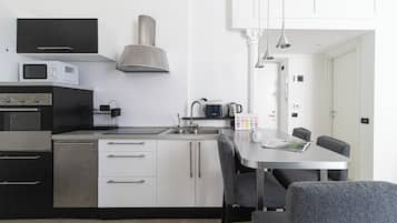 Huoneisto (1 Bedroom) | Yksityinen keittiö | Mikroaaltouuni, uuni, vedenkeitin, syöttötuoli