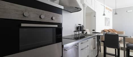 Appartamento (1 Bedroom) | Cucina privata | Microonde, forno, bollitore elettrico, seggiolone