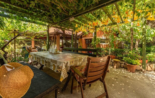 تناول الطعام بالخارج