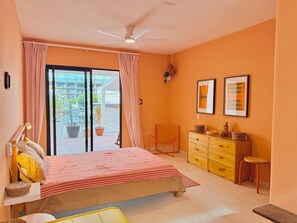 1 slaapkamer, een bureau, een strijkplank/strijkijzer, wifi