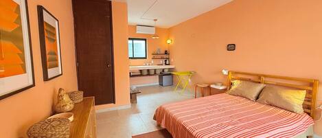 1 slaapkamer, een bureau, een strijkplank/strijkijzer, wifi