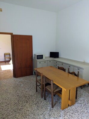 Apartment, 2 Bedrooms, Accessible, Smoking | Living room