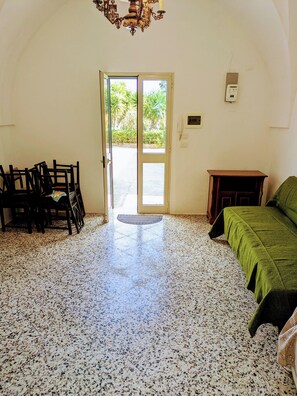 Apartment, 2 Bedrooms, Accessible, Smoking | Living room