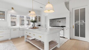 Micro-ondes, four, plaque de cuisson, lave-vaisselle