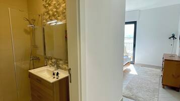 Luxury Chalet, Balcony, Sea View | Bathroom | Towels, soap, shampoo, toilet paper