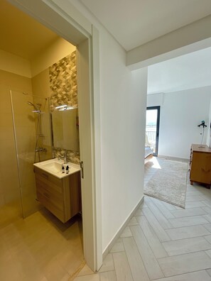 Luxury Chalet, Balcony, Sea View | Bathroom | Towels, soap, shampoo, toilet paper - Aladdin Chalets - 2.5 Bedrooms (Aqaba)