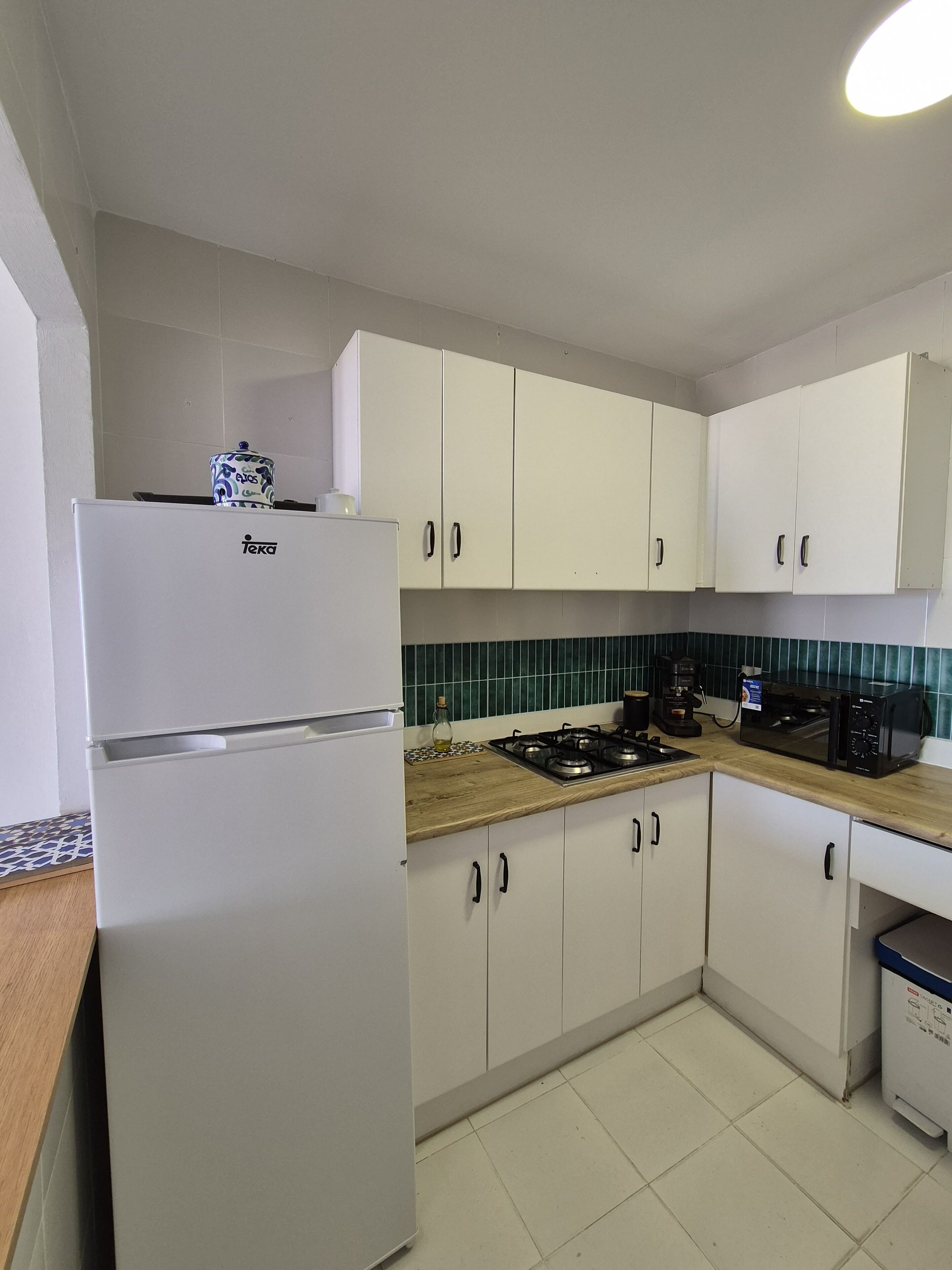 Een koelkast, een magnetron, een kookplaat