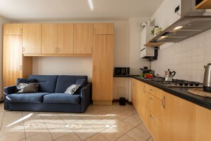 Kühlschrank, Mikrowelle, Herdplatte, Wasserkocher mit Kaffee-/Teezubehör