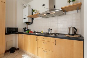 Réfrigérateur, micro-ondes, plaque de cuisson, cafetière/bouilloire