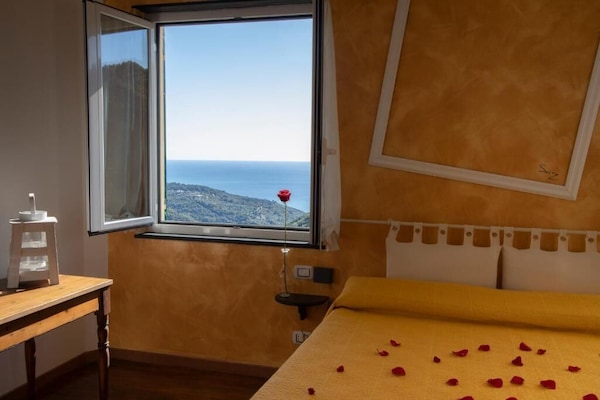 Quarto casal ou duplo luxo, vista para o mar | Frigobar, escrivaninha, Wi-Fi de cortesia