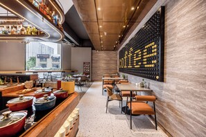 Ein modernes Restaurant mit Barbereich, Esstischen und einer wandmontierten Weinstraße.