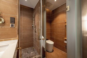 Comfort Double or Twin Room | Desk, laptop workspace, blackout drapes, iron/ironing board