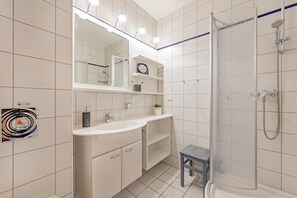 Dusche, Haartrockner, Handtücher