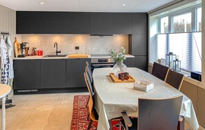 Jääkaappi, uuni, liesi, astianpesukone