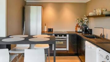 Geladeira, cooktop, lava-louças