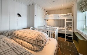 5 bedrooms, travel cot, free WiFi