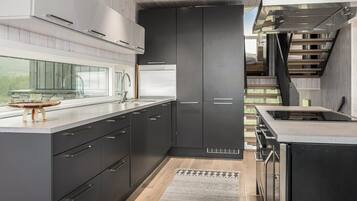 Kühlschrank, Geschirrspüler, Wasserkocher mit Kaffee-/Teezubehör