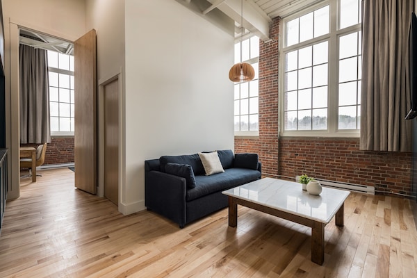 Quarto com design assinado (Self Check-in with Virtual Front Desk) | Área de estar | Smart TV 40 polegadas com canais digitais