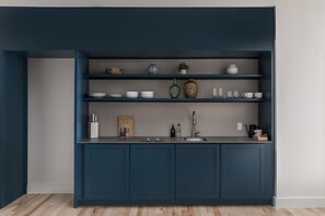 Habitación Deluxe (Self Check-in with Virtual Front Desk) | Cocina básica privada | Hervidor eléctrico