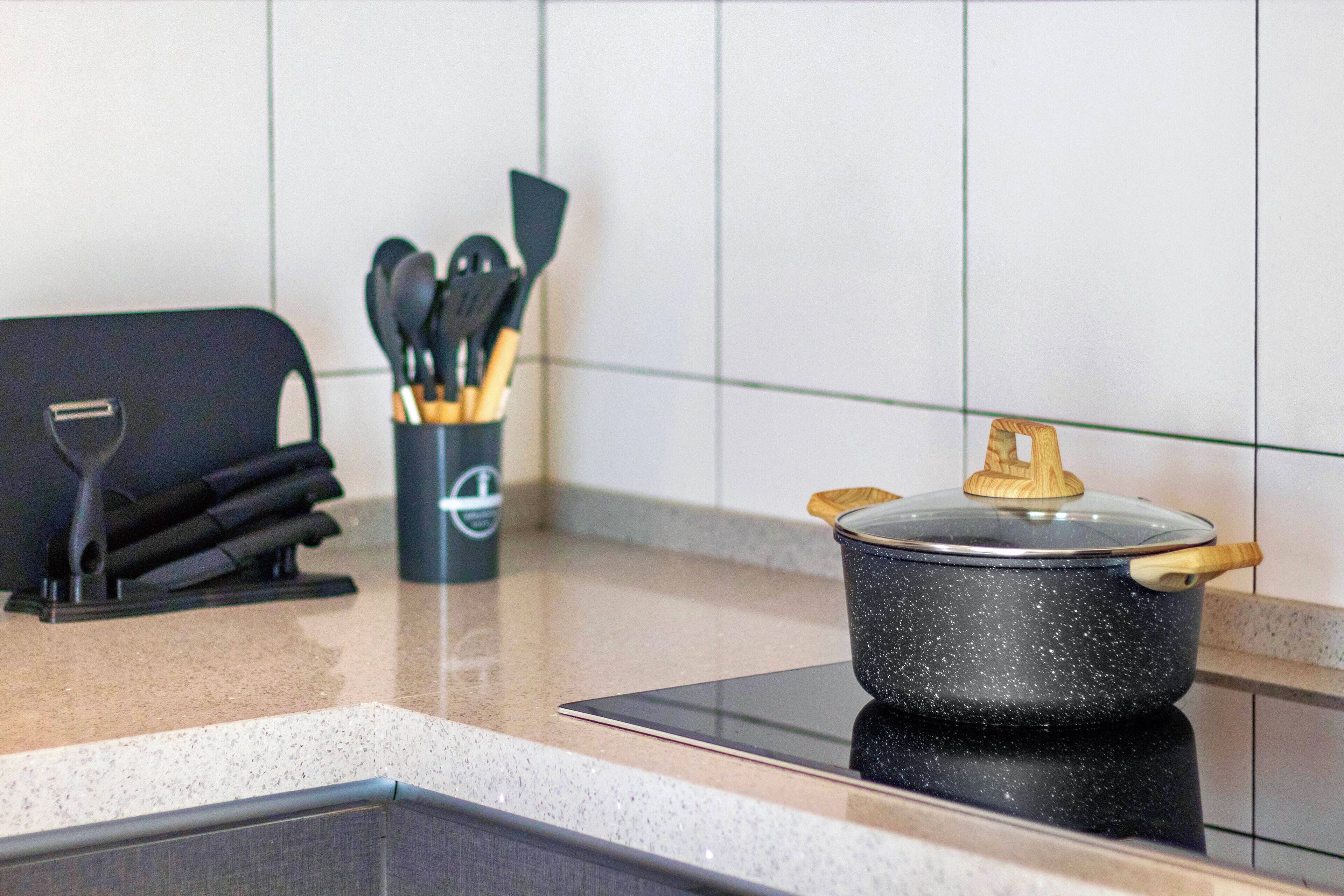 Deluxe Apartment, 1 King Bed, City View | Private kitchen | Fridge, microwave, stovetop, cookware/dishes/utensils