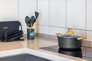 Apartamento Deluxe, 1 cama de matrimonio grande, vistas a la ciudad | Cocina privada | Frigorífico, microondas, placa de cocina y utensilios de cocina