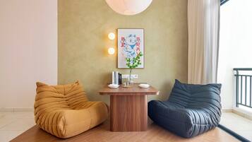 Deluxe Apartment, 1 King Bed, City View | Living area | Smart TV