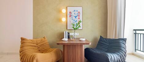 Deluxe-Apartment, 1 King-Bett, Stadtblick | Wohnbereich | Smart-TV