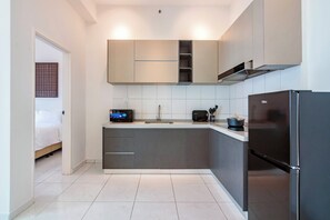 Deluxe Apartment, 1 King Bed, City View | Private kitchen | Fridge, microwave, stovetop, cookware/dishes/utensils - The Sun by Stellar ALV (George Town)
