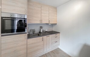 Refrigerador, lavavajillas, cafetera y tetera y utensilios de cocina 