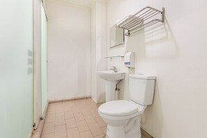 Standard Double Room | Bathroom | Shower, hair dryer, towels, shampoo - Orange house (Luodong)