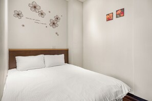Standard Triple Room | Free WiFi, bed sheets - Orange house (Luodong)