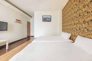 Classic Quadruple Room | Free WiFi, bed sheets - Orange house (Luodong)