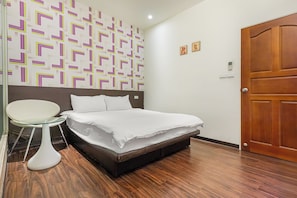 Standard Double Room | Free WiFi, bed sheets - Orange house (Luodong)