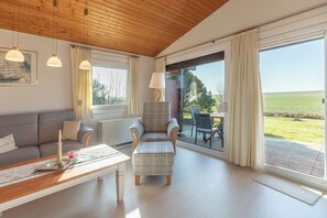 Fernseher, DVD-Player, Bücher, Stereoanlage