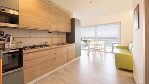 Deluxe Apartment, Sea View | Private kitchen