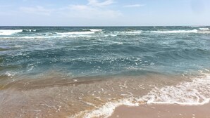 A beach with waves crashing onto the shore under a clear sky. - Amazing home in Niechorze with sauna (Niechorze)