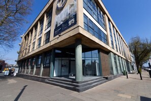 A modern building with large windows, a prominent entrance, and a clear sky. - City Getaway: Cosy 1Bed Apt in Hull Centre (Hull)