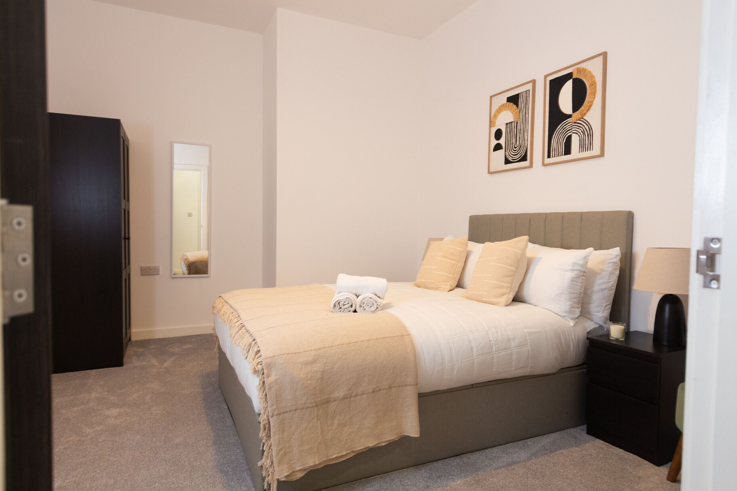 Een strijkplank/strijkijzer, gratis wifi, beddengoed