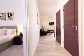 1 habitación, tabla de planchar con plancha, wifi gratis y ropa de cama