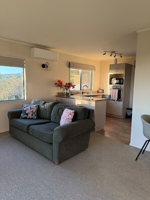 Smart TV - Cosy Country Cottage Private with views (Te Pahu)